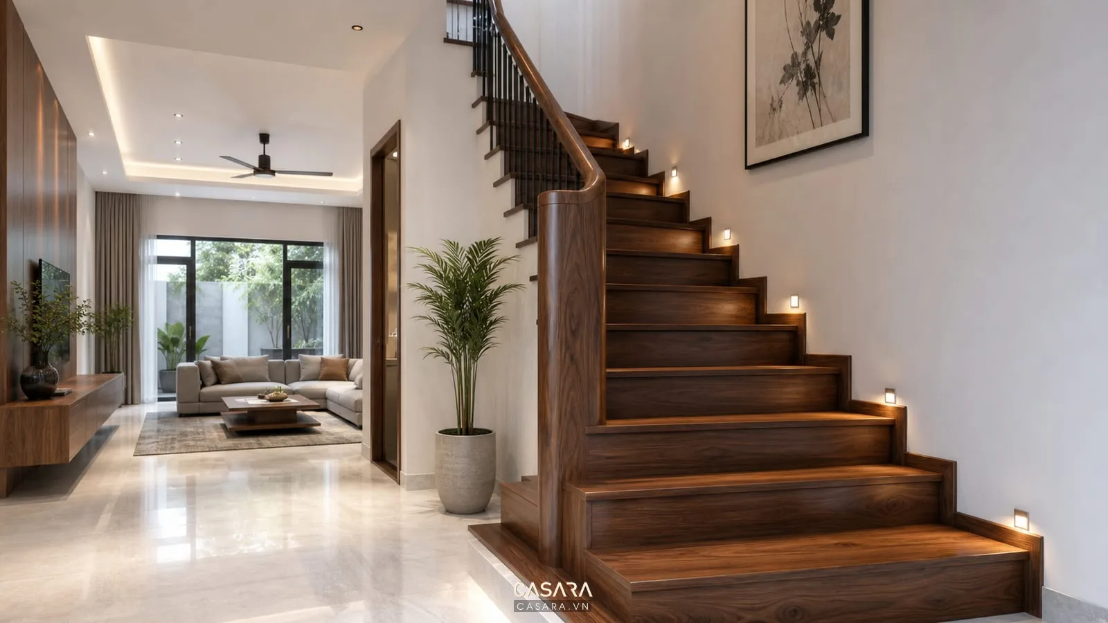 Cầu thang hiện đại bậc gỗ óc chó với tường sơn sáng, tay vịn gỗ, đèn hắt tường và phòng khách nhà phố sang trọng
