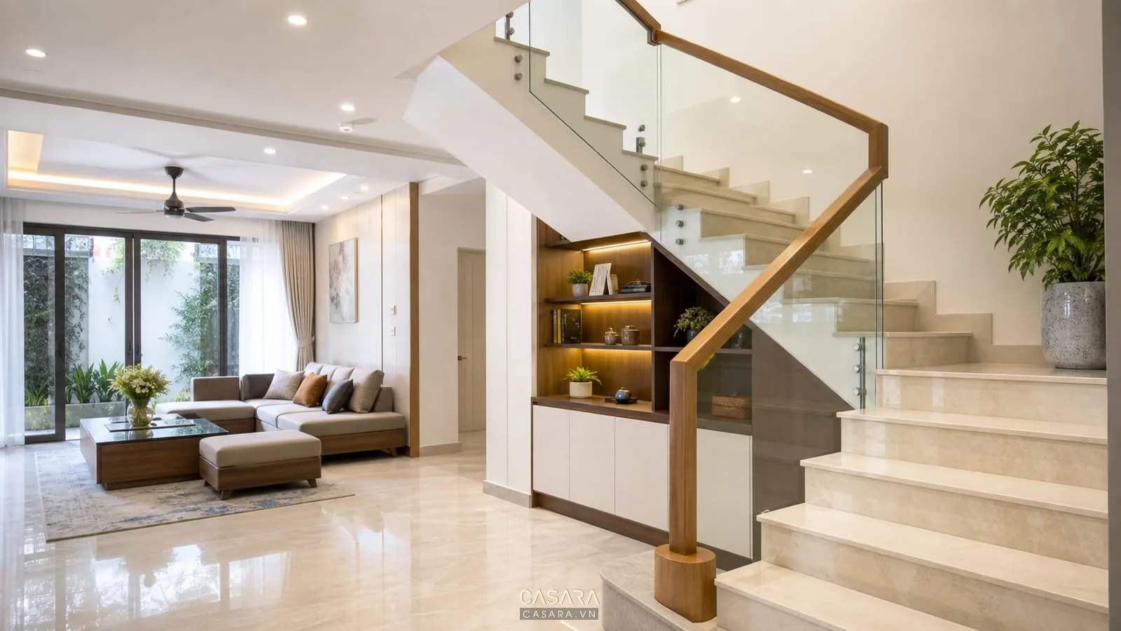 cầu thang nhà phố đẹp mặt bậc đá tay vịn gỗ và lan can kính