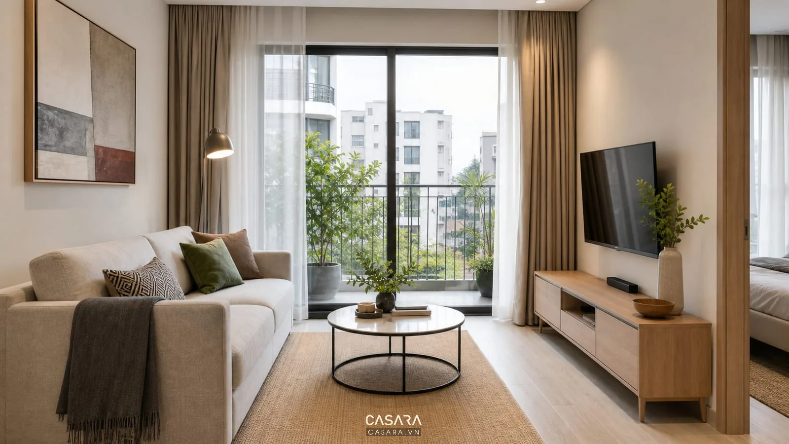 mẫu nội thất phòng khách nhà phố với sofa áp tường và kệ tivi gỗ