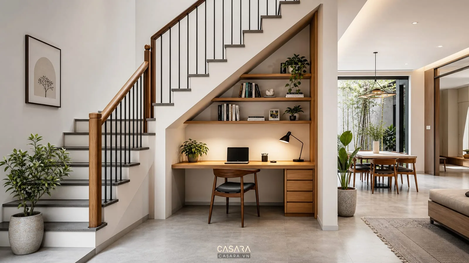 gầm cầu thang có bàn làm việc gỗ nhỏ, kệ treo và ghế gọn