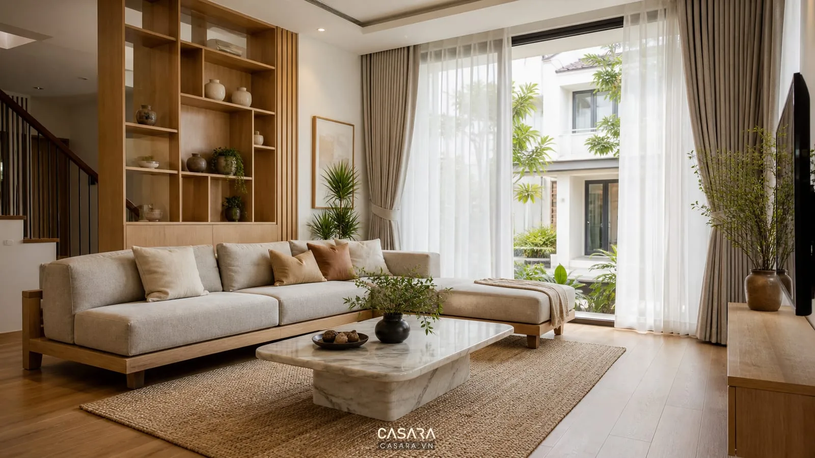 phòng khách đẹp có gỗ sáng sofa vải trung tính rèm hai lớp sàn gỗ thảm dệt và bàn trà đá