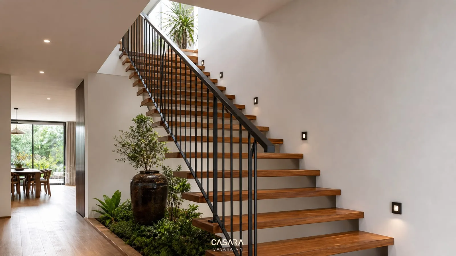 cầu thang gỗ tay vịn kim loại trong nhà hiện đại có giếng trời