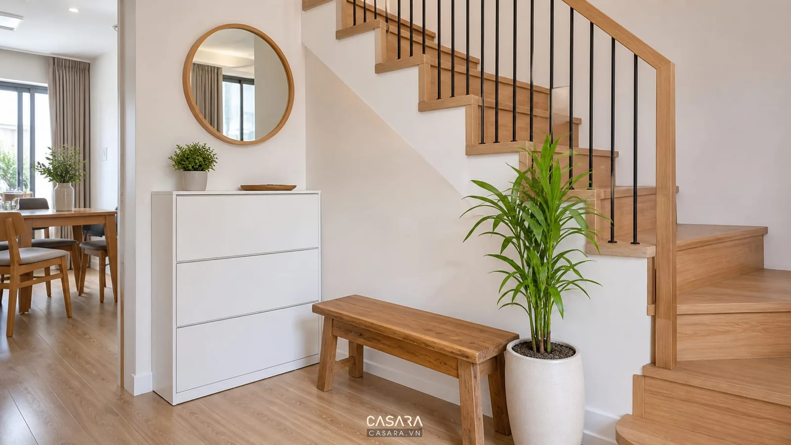 Trang trí chân cầu thang đẹp bằng ghế băng kệ giày tranh nhỏ và cây xanh