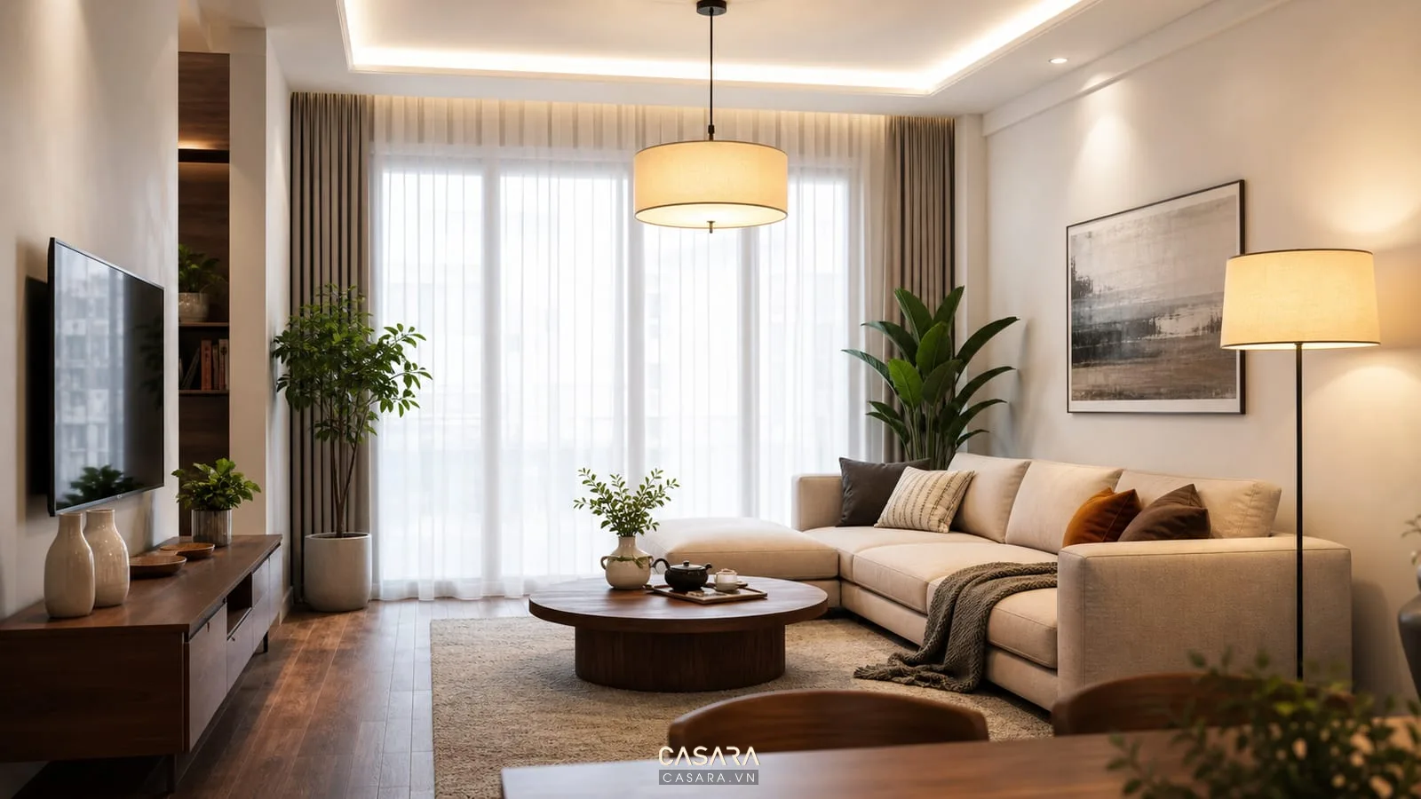 Phòng khách có ánh sáng nhiều lớp rèm voan trắng đèn thả đèn sàn cạnh sofa tường sáng sàn gỗ và cây xanh