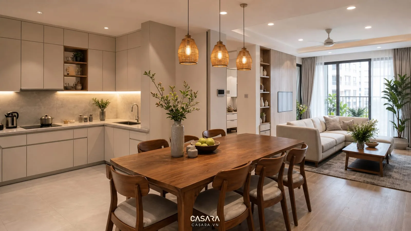 Mẫu phòng khách liền bếp trong căn hộ mở có sofa, bàn ăn và tủ bếp gỗ