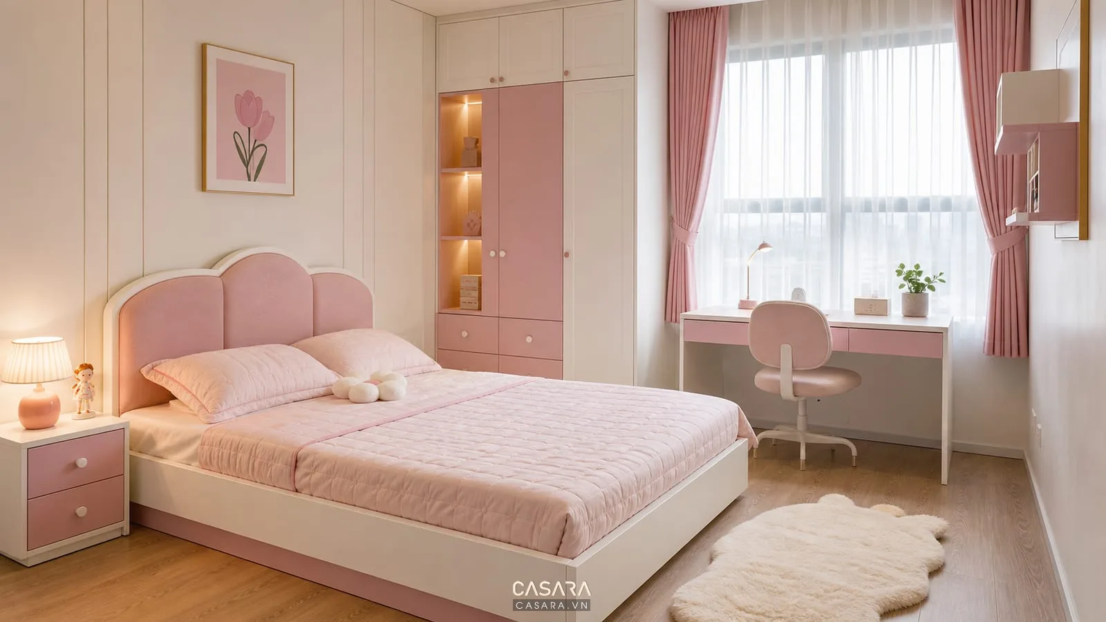 Decor phòng ngủ cho bé gái với tường màu sáng ga giường pastel kệ sách nhỏ đèn ngủ và chất liệu gỗ sáng