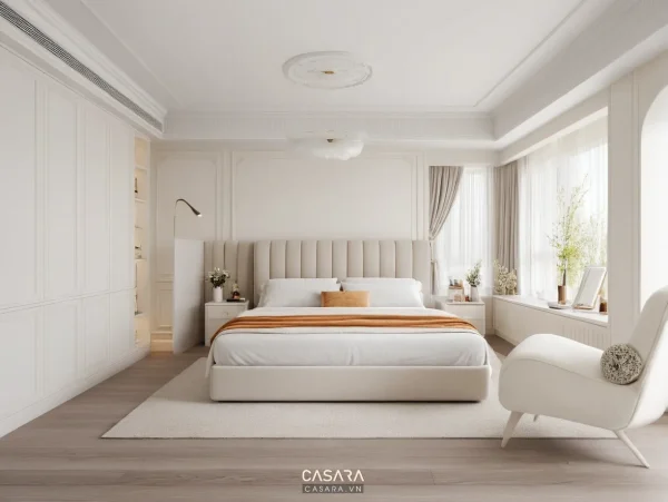 Phòng ngủ sáng màu có giường bọc nệm, tủ âm tường và cửa sổ lớn