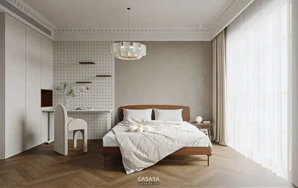 Phòng ngủ sáng với giường gỗ, tủ âm tường và bàn làm việc cạnh cửa sổ