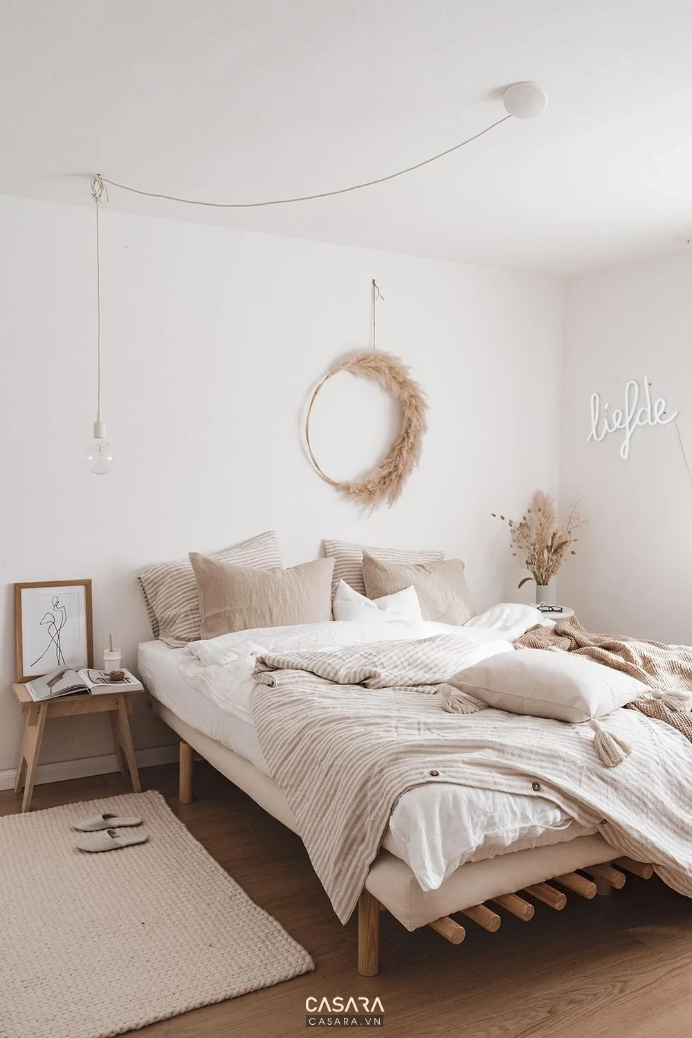 phòng ngủ trang trí phòng phong cách hàn quốc với giường thấp và rèm sáng