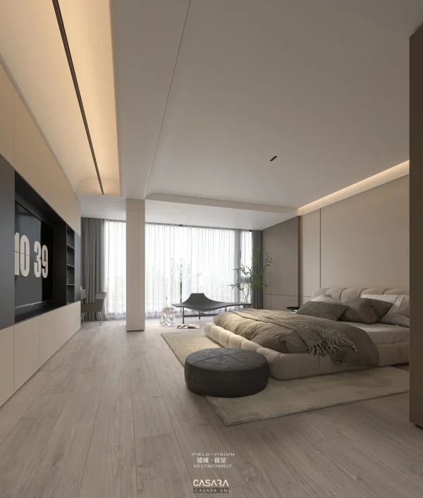 Ảnh phòng ngủ căn hộ tối giản có giường thấp, cửa kính lớn, bàn tròn thấp và vách tivi tối màu bên trái.