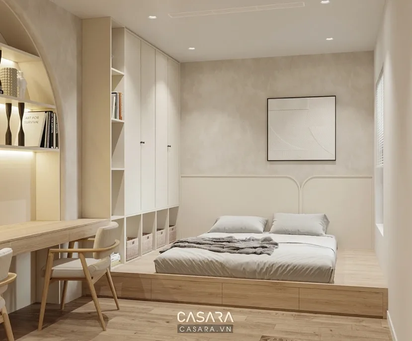 phòng ngủ nhỏ có giường ngủ sát tường, tủ quần áo âm tường, bàn làm việc cạnh cửa sổ và màu gỗ sáng
