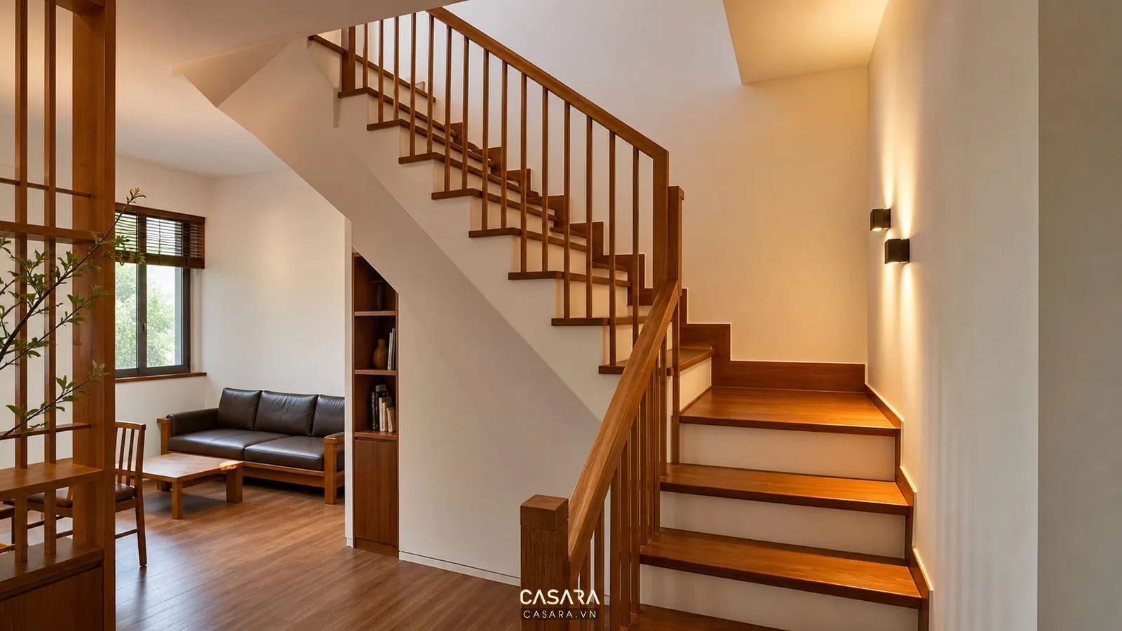 mẫu cầu thang gỗ đẹp cho nhà ống với bậc gỗ màu ấm và đèn chiếu nghỉ