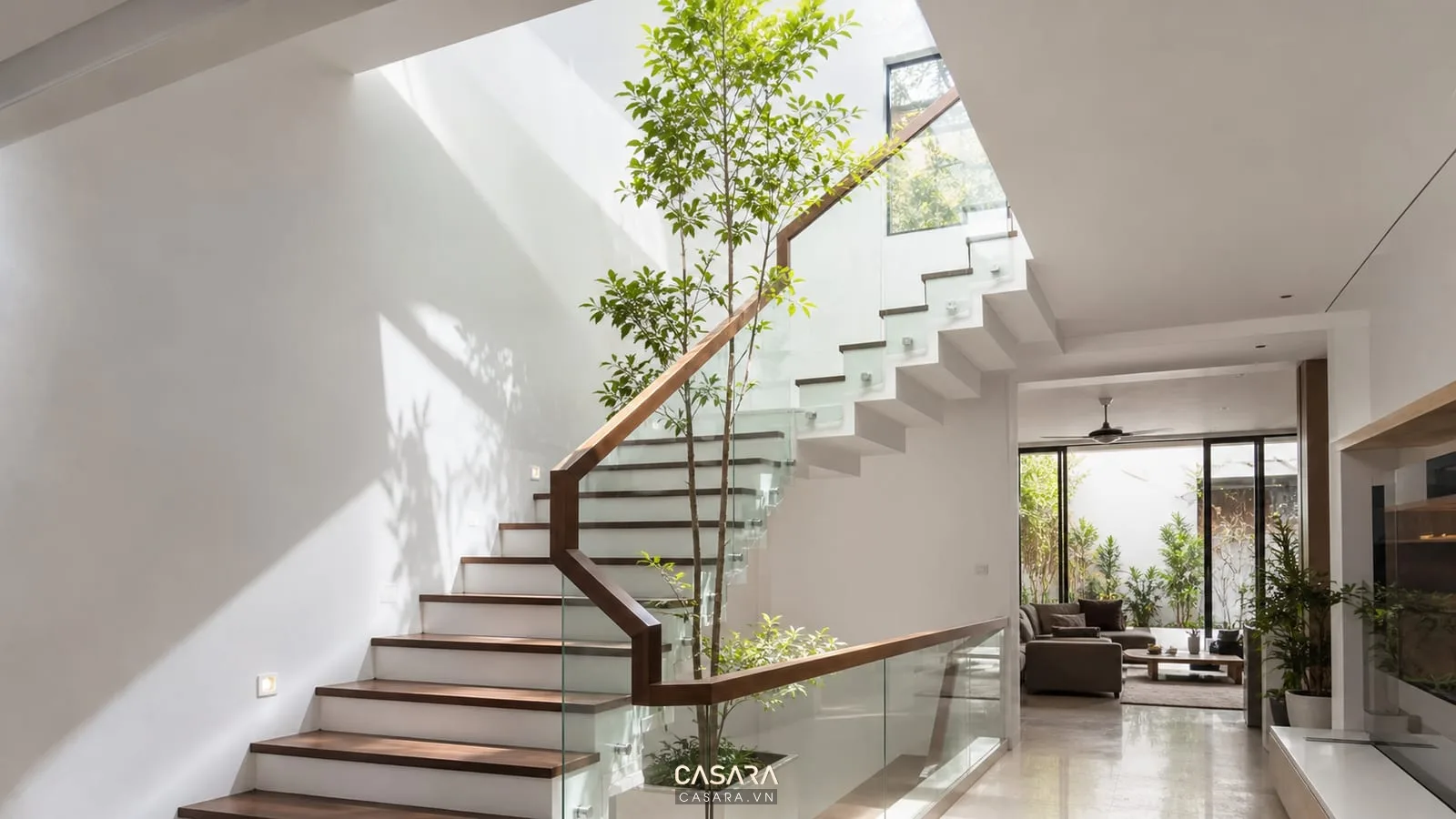 nhà phố hiện đại có cầu thang giếng trời và cây xanh trong nhà