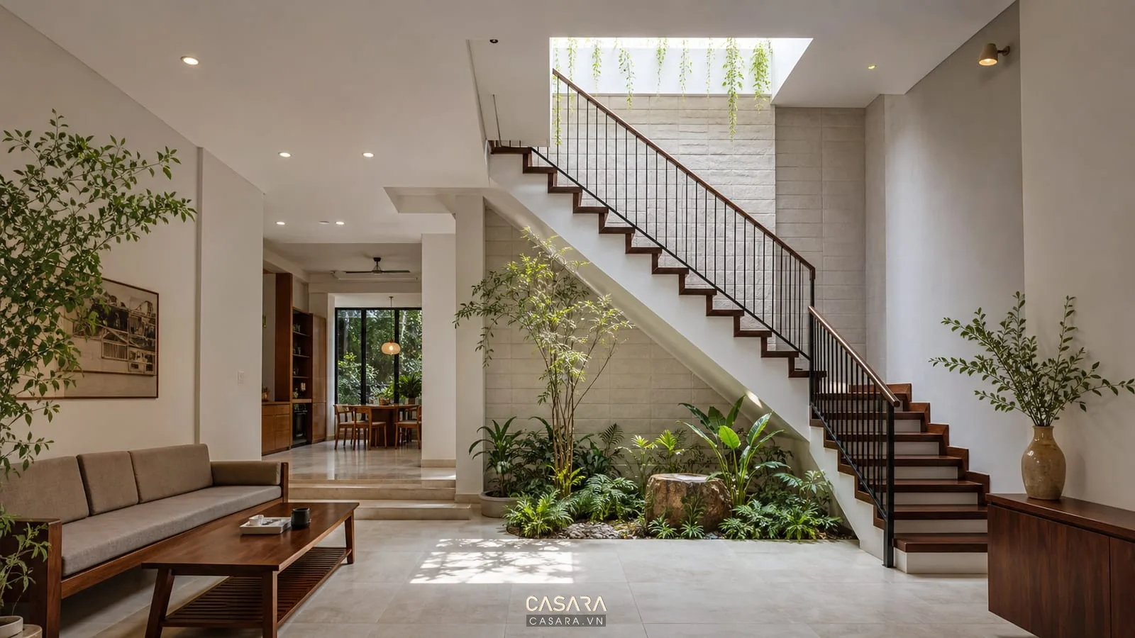 cầu thang nhà ống hiện đại cạnh giếng trời