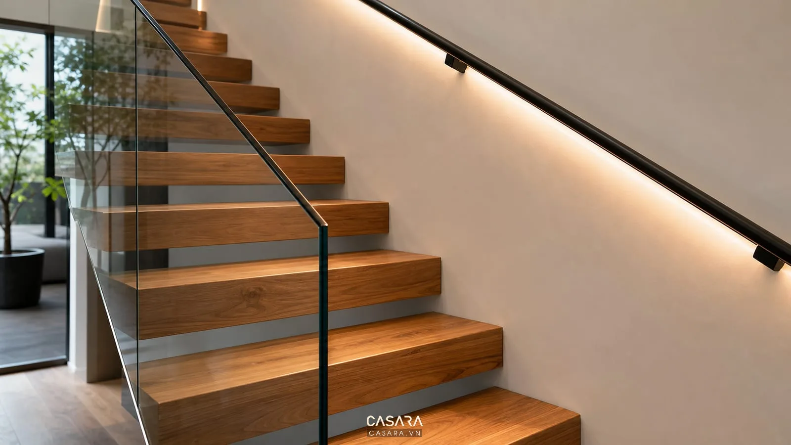 Cầu thang thẳng đẹp với đèn hắt tường lan can sắt và bậc gỗ