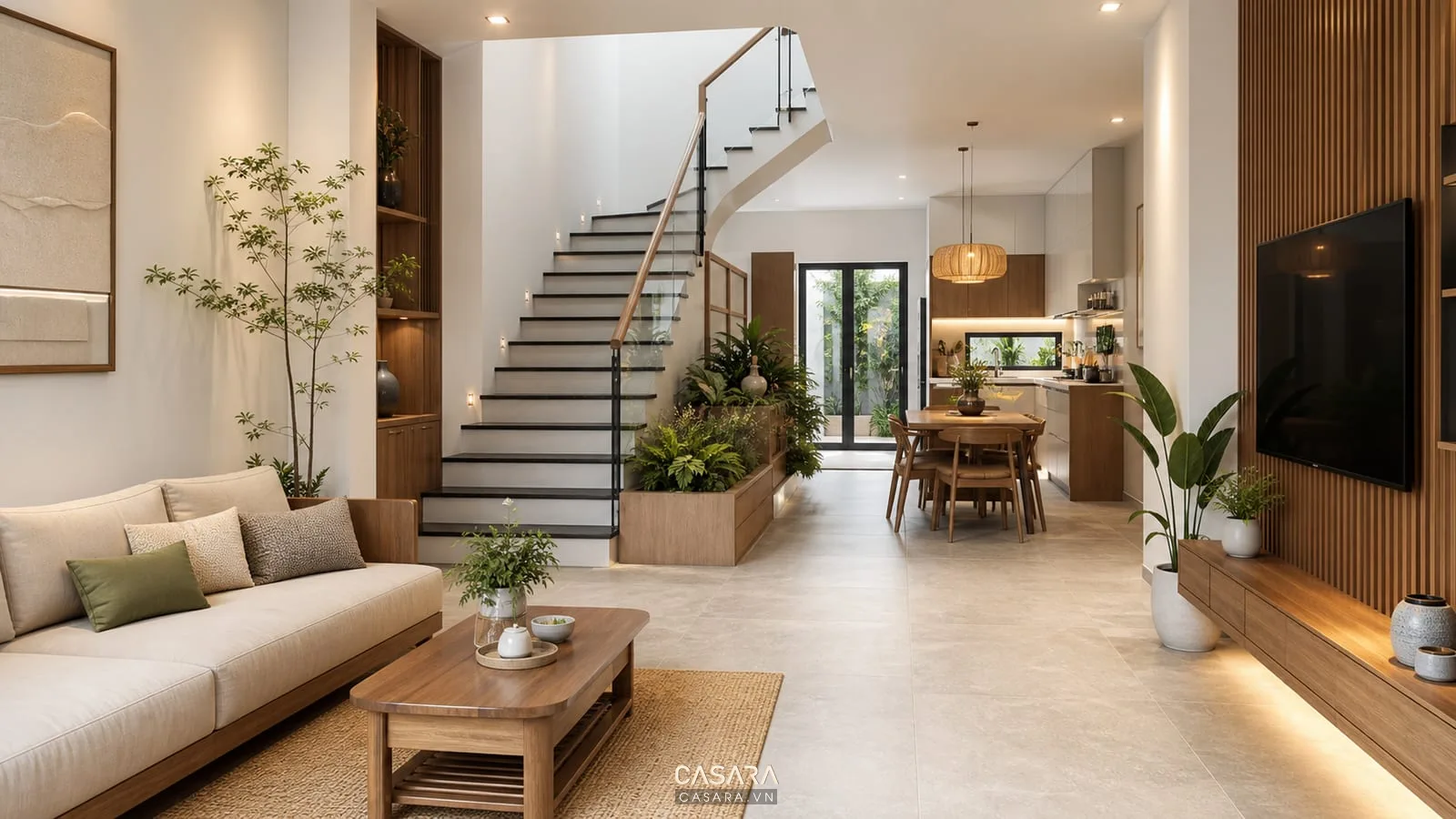 cầu thang nhà ống cạnh phòng khách sofa sáng màu kệ tivi gỗ vách lam cây xanh và bàn ăn phía sau