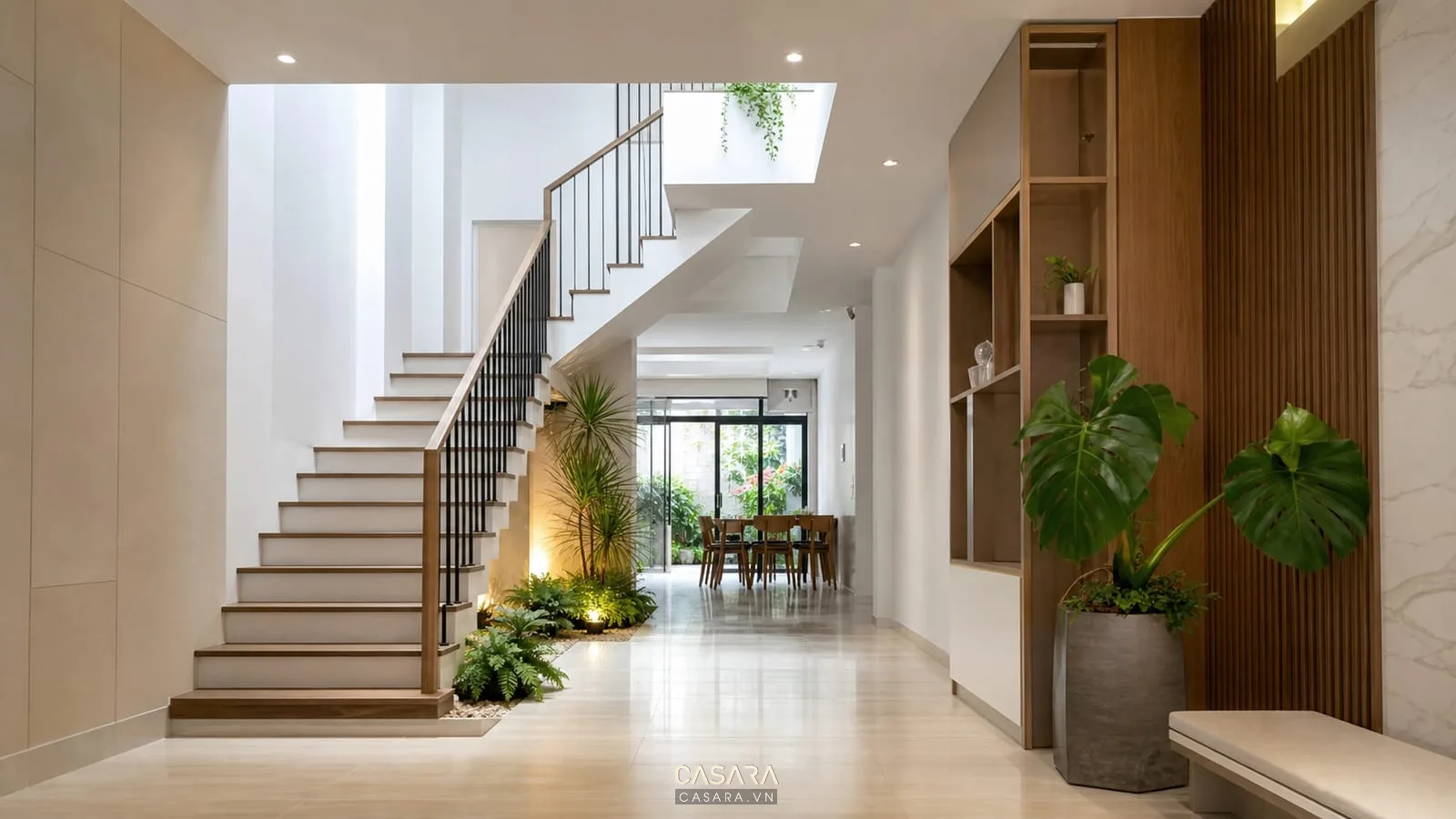 Nhà ống cầu thang dọc có giếng trời và cây xanh dưới gầm thang