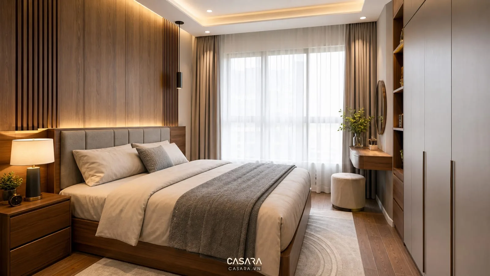 Phòng ngủ chính chung cư 64m2 với giường lớn, đầu giường ốp gỗ, tủ áo phẳng, rèm sáng và bàn trang điểm gọn