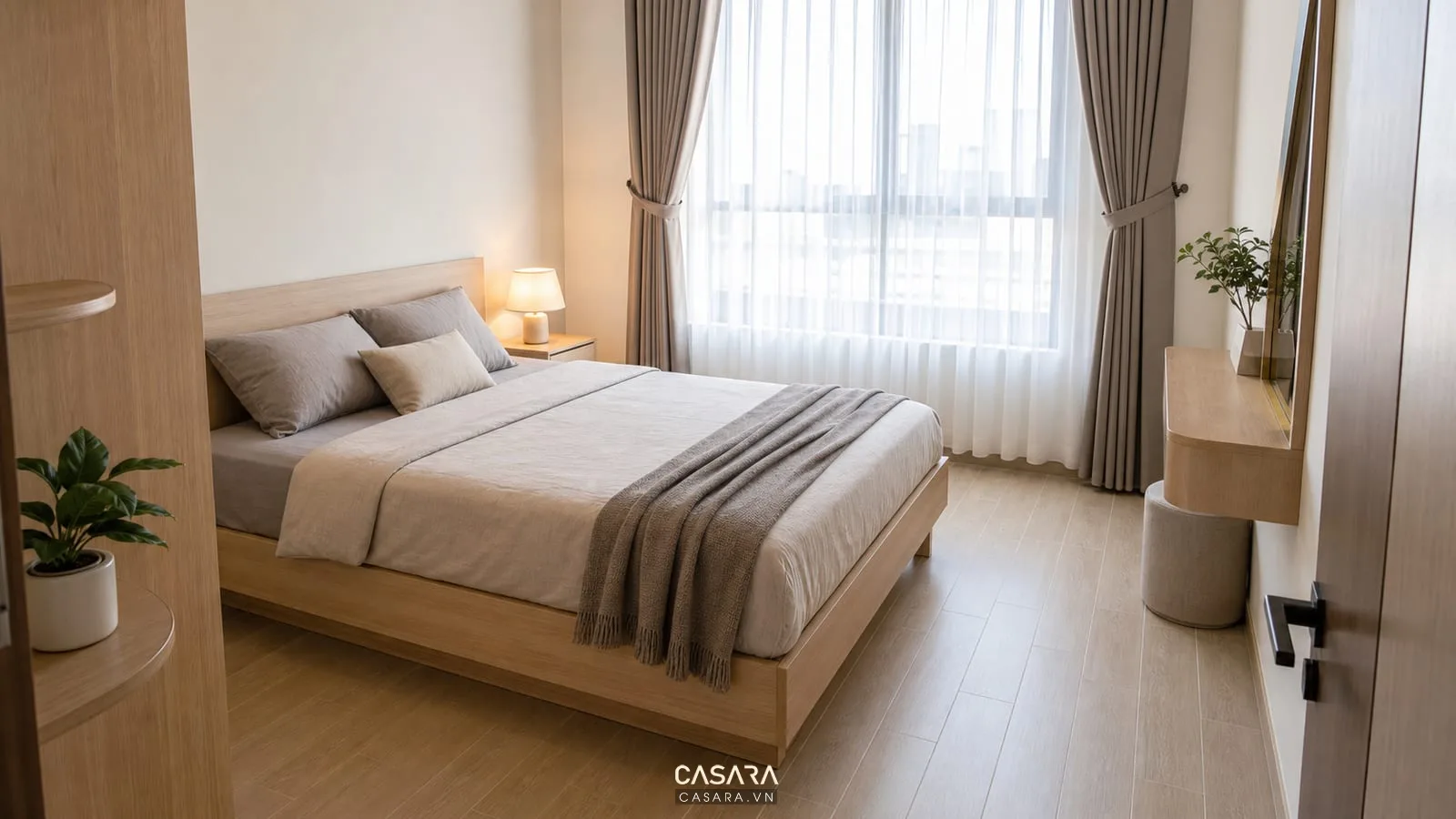 Phòng ngủ chung cư mini có giường gỗ sáng màu đầu giường mỏng và lối đi thoáng