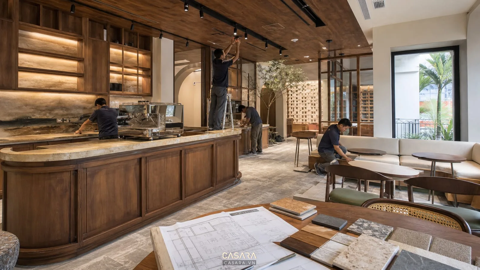 Thi công nội thất quán coffee với quầy bar gỗ và bàn ghế cafe đang hoàn thiện