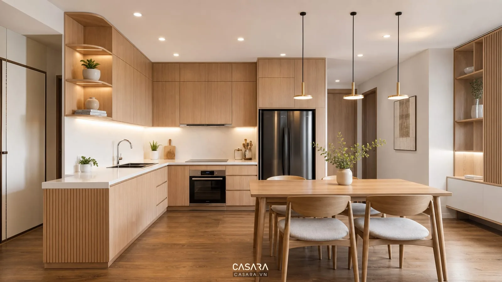 Trang trí căn hộ với bếp mở, bàn ăn, tủ bếp gỗ sáng, mặt đá trắng, đèn thả bàn ăn và ghế ăn bọc nệm