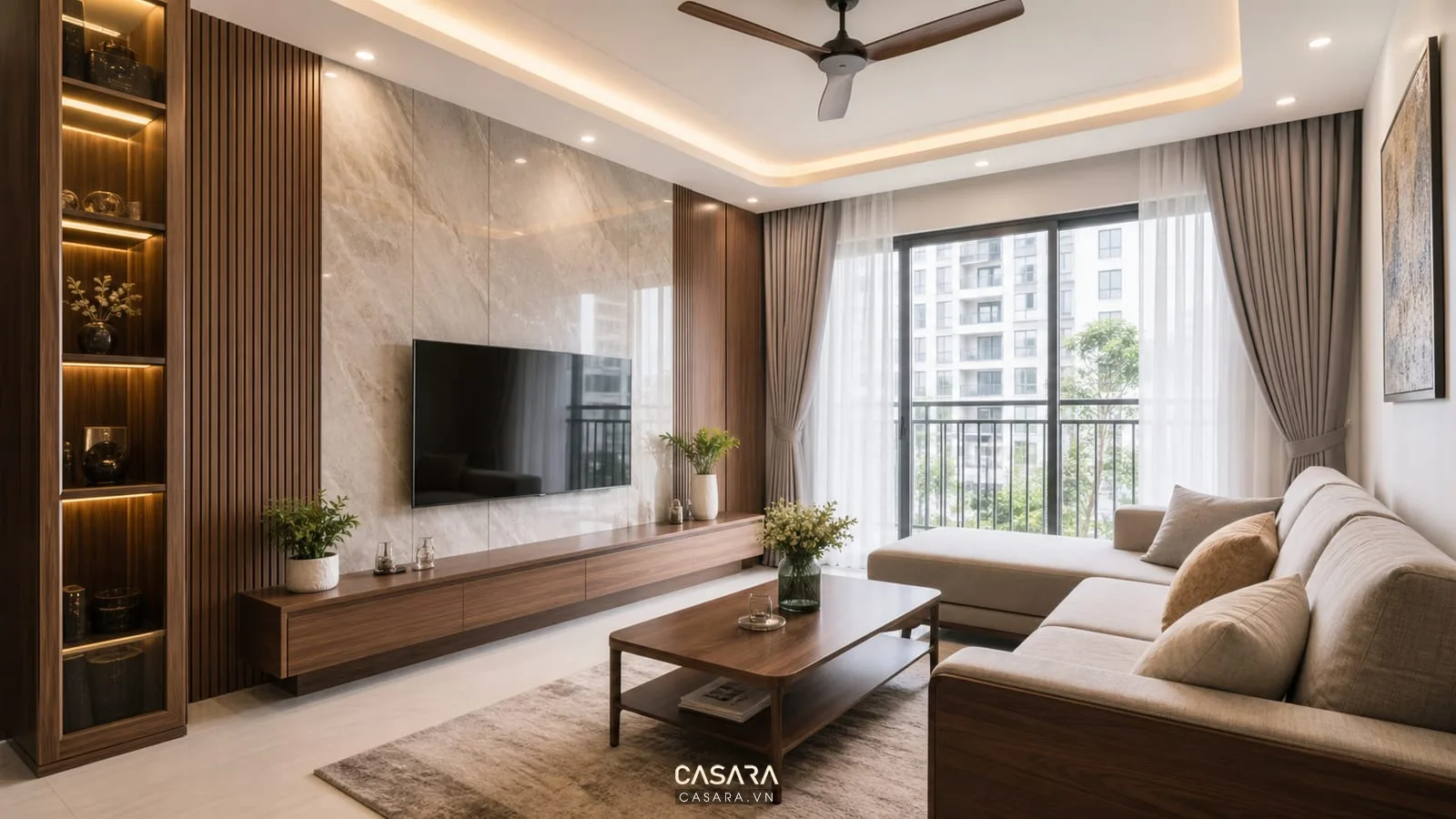 Thi công nội thất phòng khách hiện đại với sofa vải, bàn trà, tủ tivi gỗ, vách ốp, đèn trần và rèm cửa.