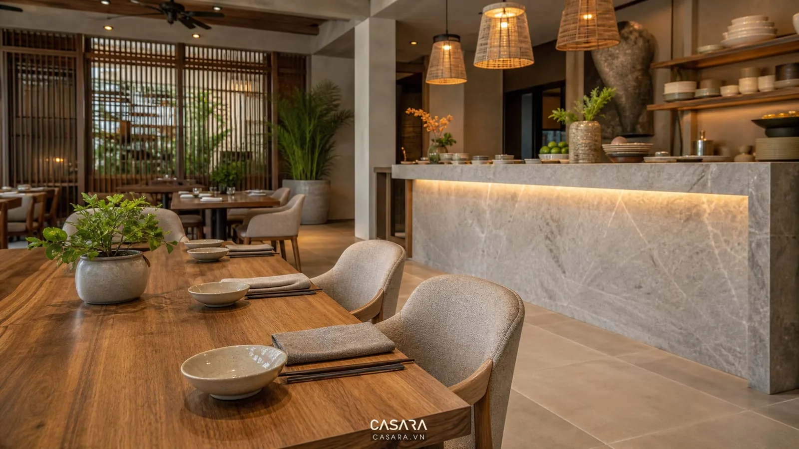 chi tiết nội thất nhà hàng đẹp với bàn ăn mặt đá ghế gỗ bọc nệm và đèn thả