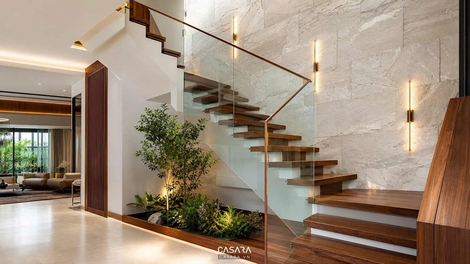 Góc cầu thang đẹp với vách đá sáng bậc gỗ và lan can kính