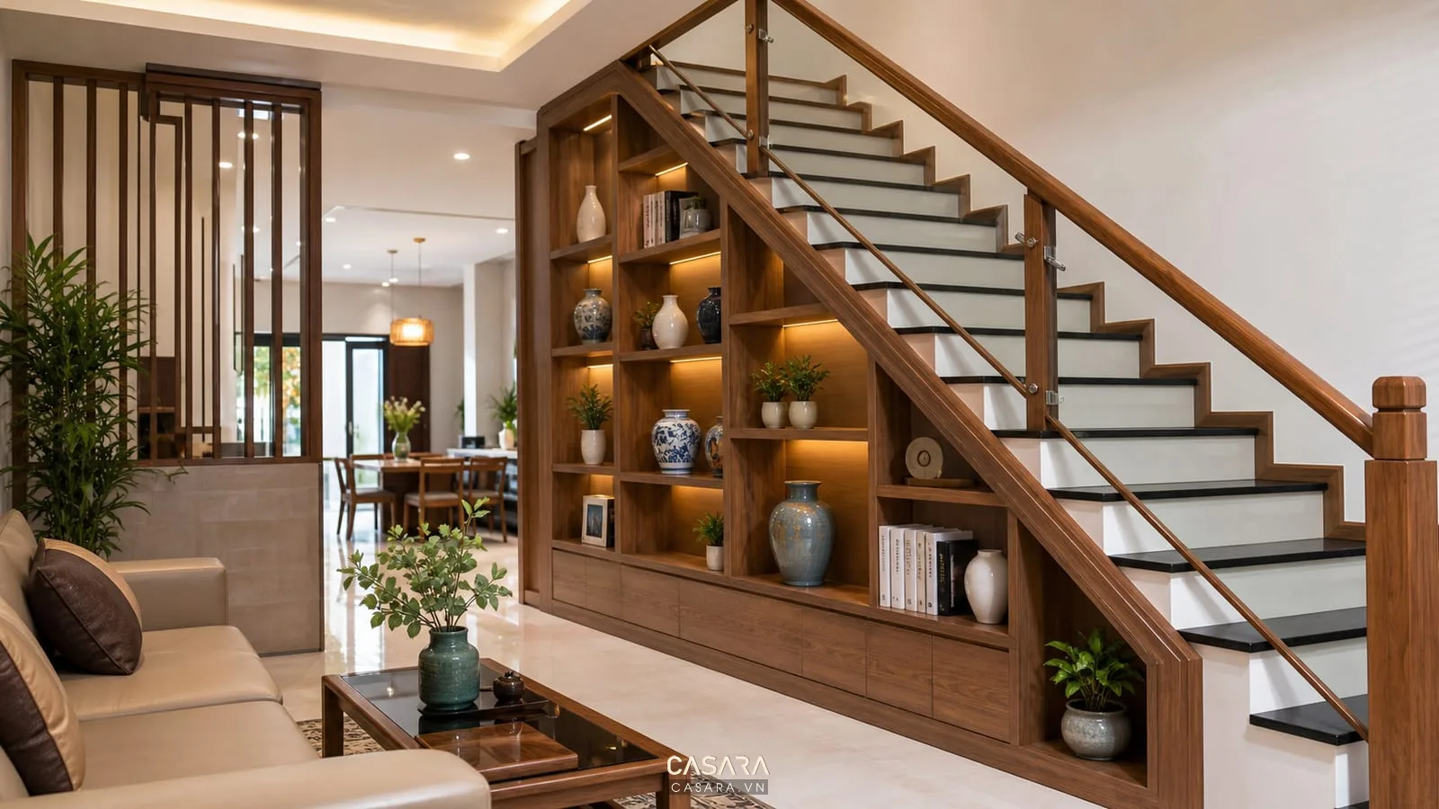 Kệ cầu thang gỗ hiện đại trong phòng khách nhà phố với sách bình gốm và cây xanh nhỏ