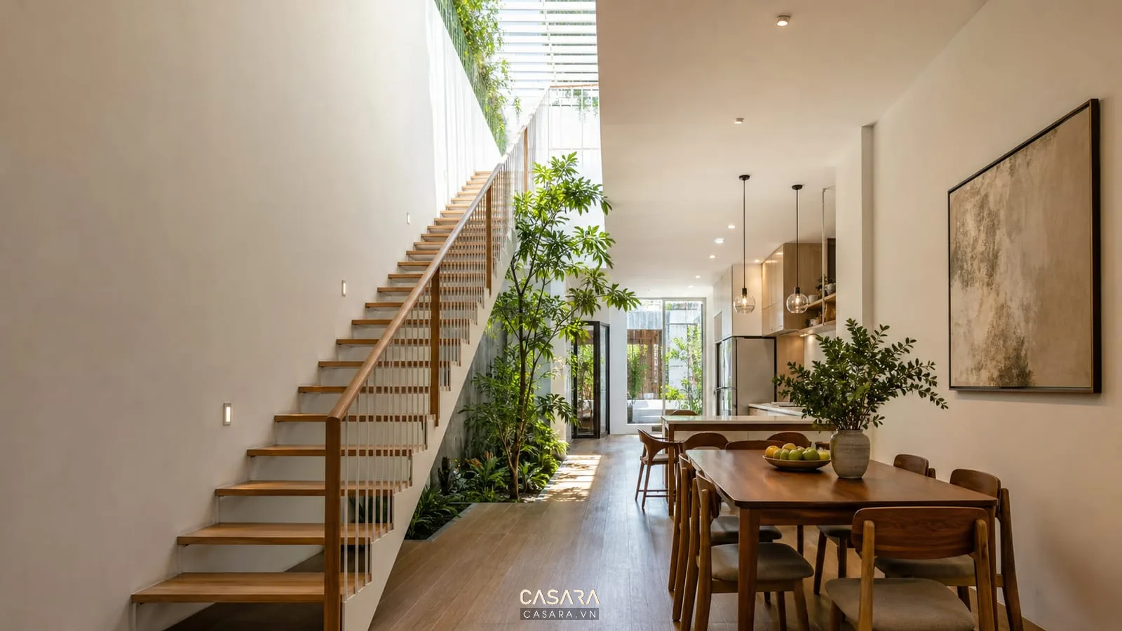 Cầu thang dọc nhà ống có giếng trời và cây xanh dưới gầm thang