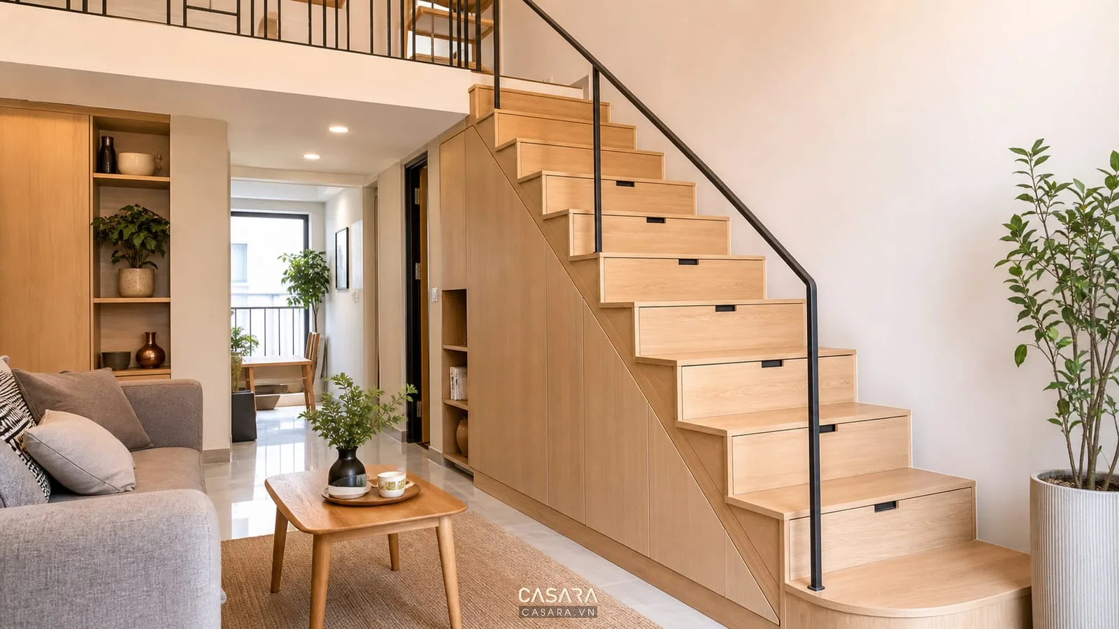 cầu thang dọc nhà cạnh giếng trời trong nhà ống