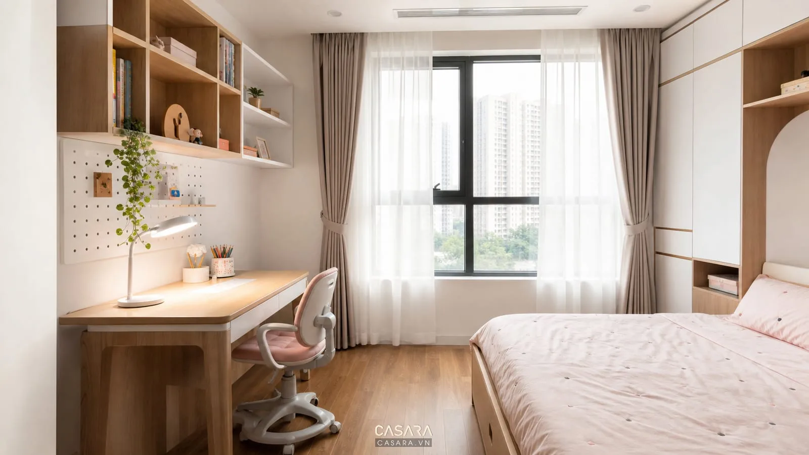 Thiết kế phòng ngủ cho bé gái với bàn học gỗ sáng, ghế học nhỏ, kệ sách treo tường, cửa sổ lấy sáng và rèm trắng tối giản