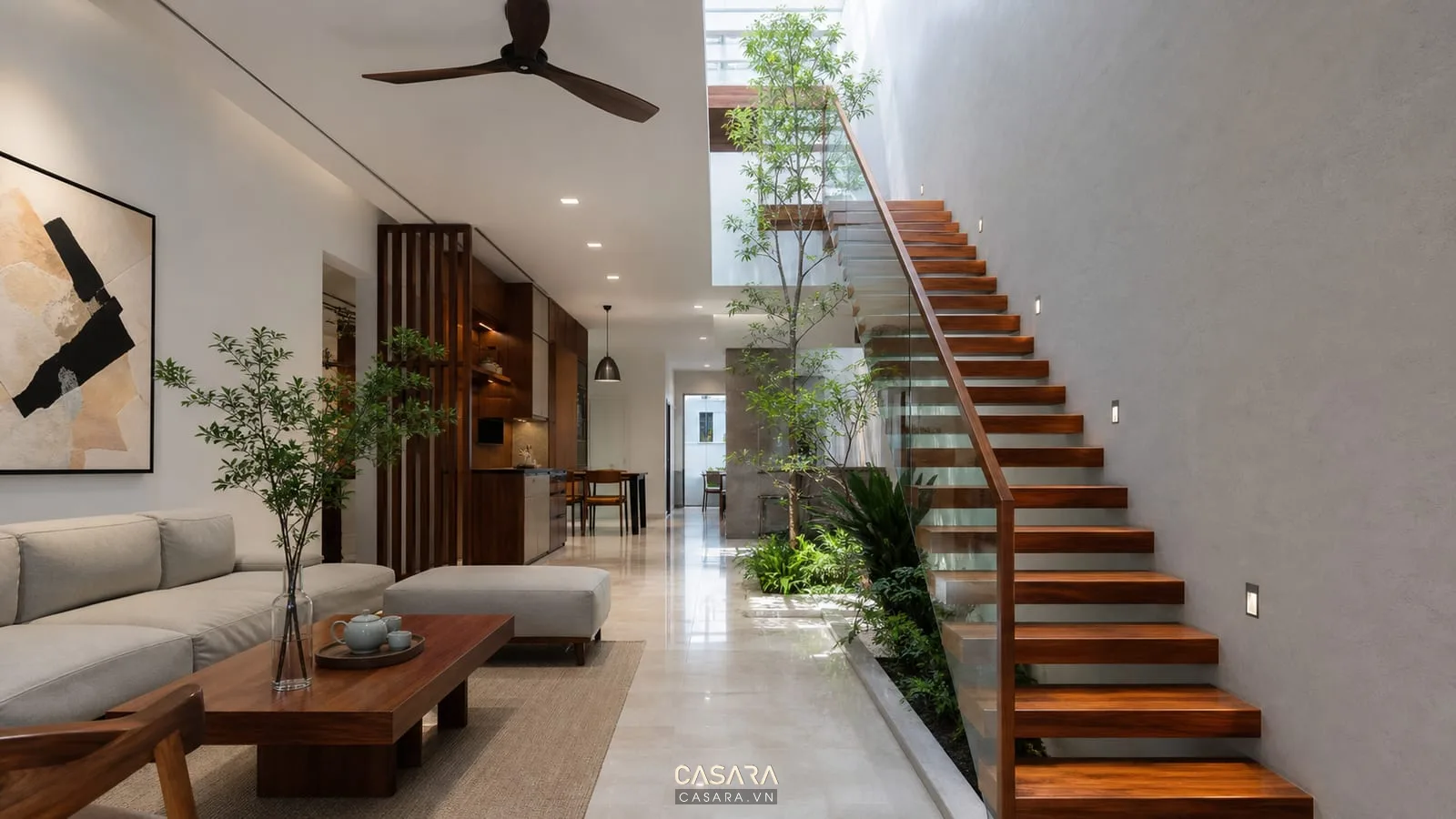 mẫu cầu thang dọc nhà ống bậc gỗ lan can kính trong phòng khách hiện đại