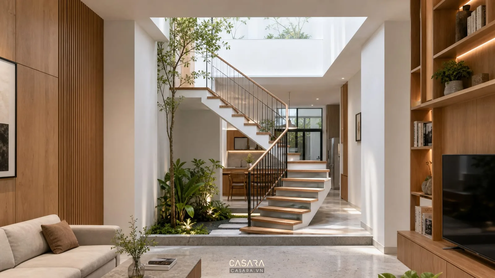 cầu thang giữa nhà ống có giếng trời và cây xanh dưới gầm