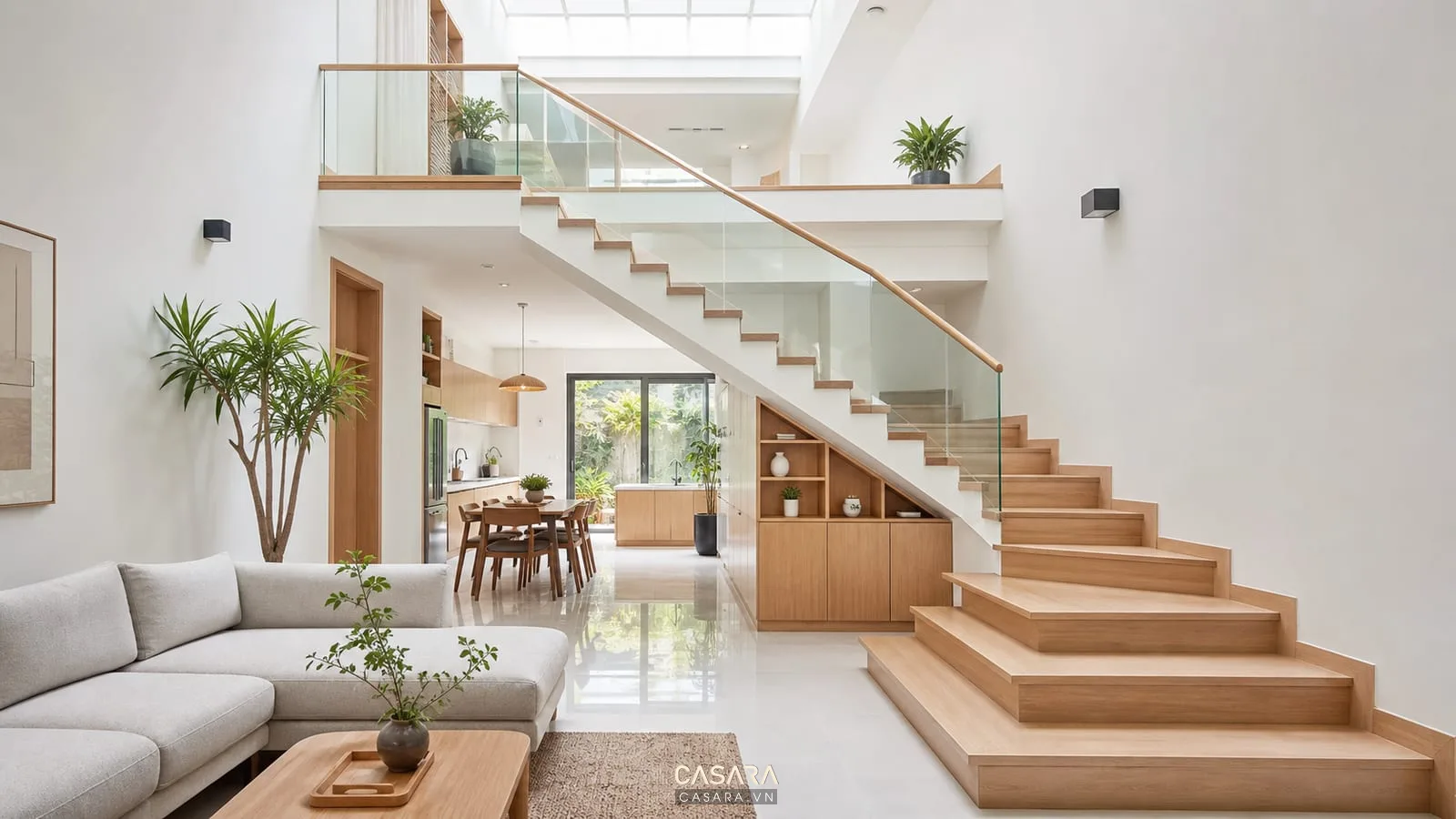 Mẫu cầu thang nhà ống tối giản với bậc gỗ và lan can kính