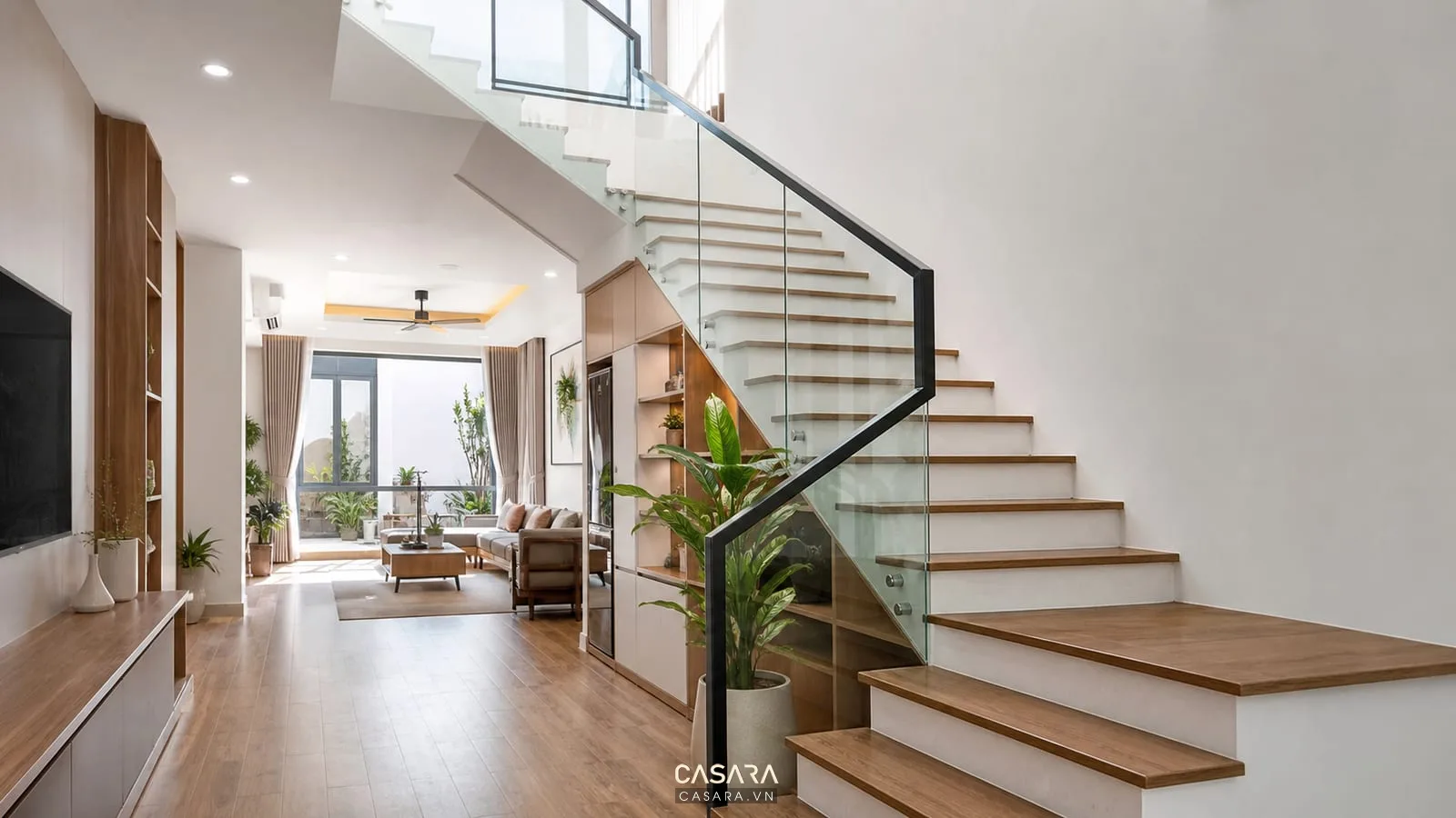 mẫu cầu thang đẹp nhà ống với bậc gỗ lan can kính và tay vịn đen