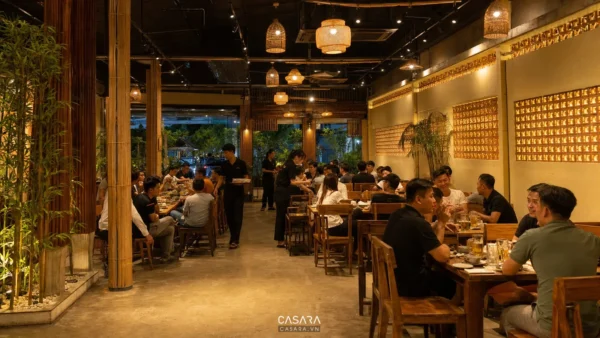 mẫu quán bia đẹp với bàn ghế gỗ và ánh sáng ấm