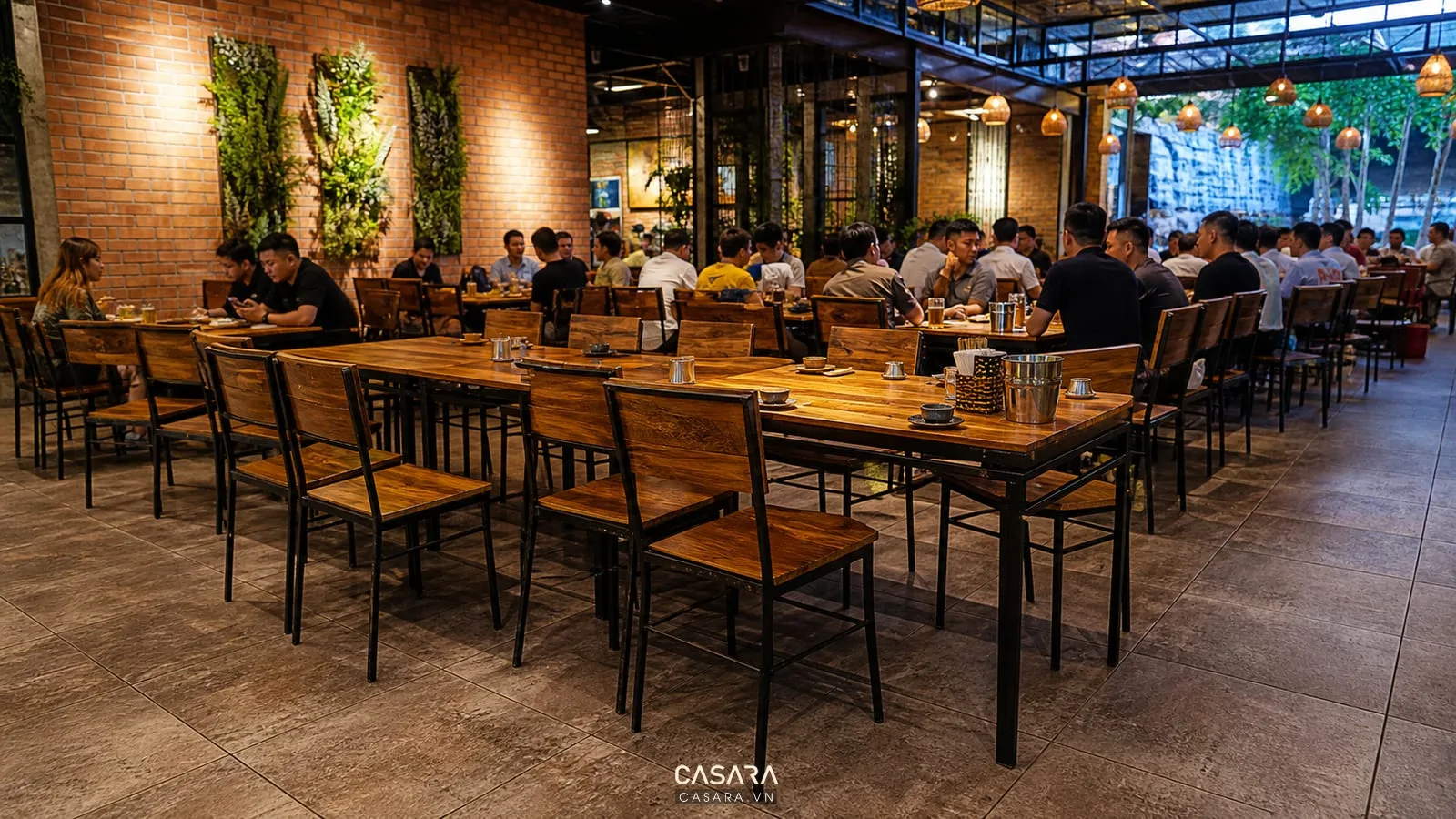 bàn ghế gỗ khung sắt trong quán bia đẹp