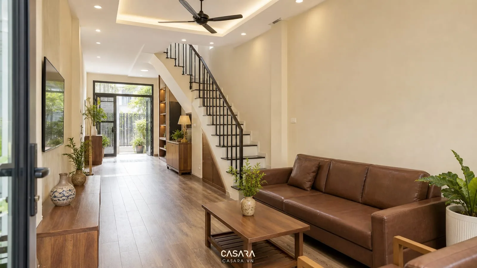 Mẫu nhà có cầu thang đẹp cạnh phòng khách với bậc gỗ và lan can sắt mảnh