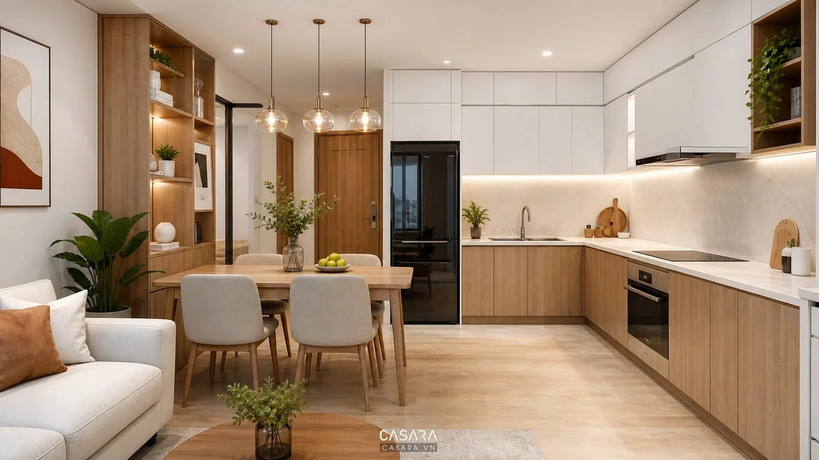Bếp chung cư 70m2 với tủ bếp chữ L màu trắng gỗ bàn ăn bốn ghế và đèn thả