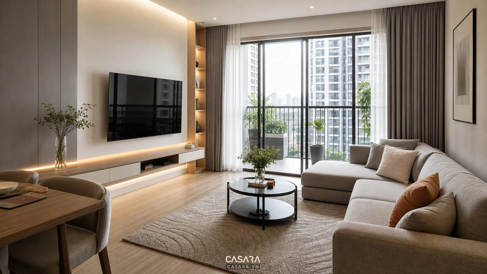 Thiết kế phòng khách chung cư hiện đại với sofa chữ L tủ tivi và rèm cửa ban công