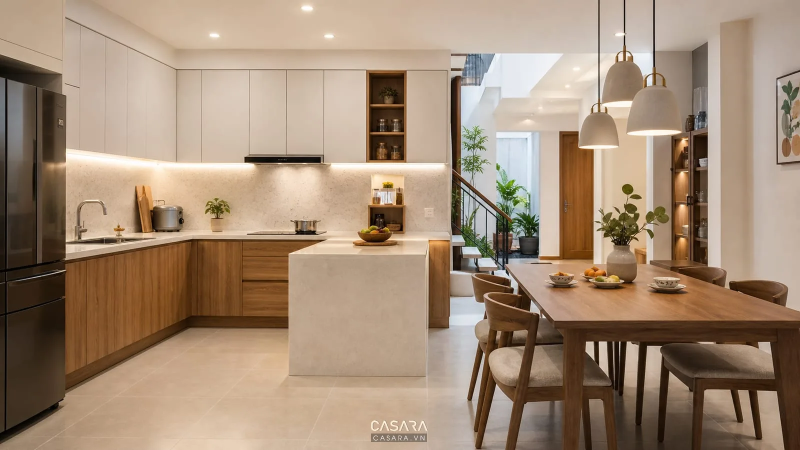Bếp nhà phố đẹp với tủ bếp chữ L bàn ăn gỗ và đèn thả hiện đại