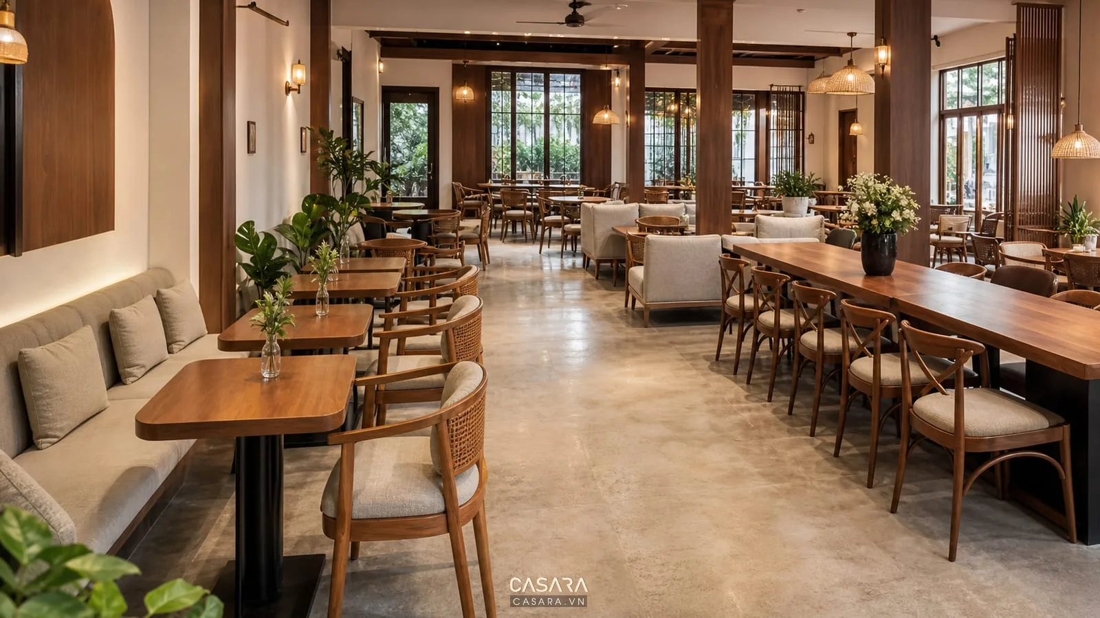 Mẫu thiết kế quán cà phê với bàn đôi bàn dài sofa và lối đi rộng