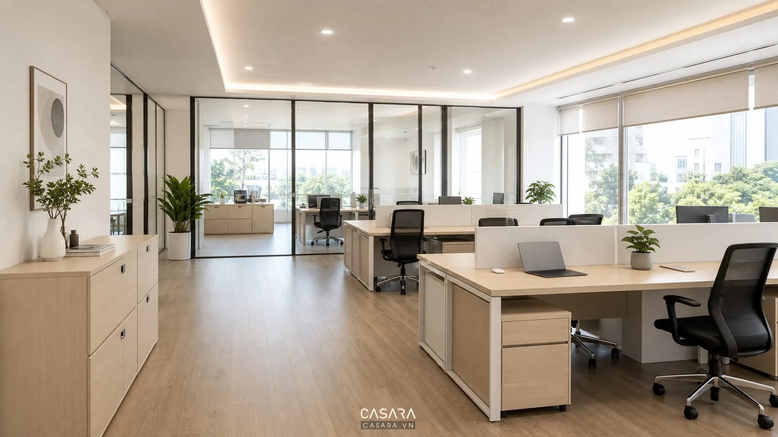 Mẫu thiết kế văn phòng đẹp phong cách tối giản có bàn sáng màu, vách kính, tủ thấp và sàn gỗ