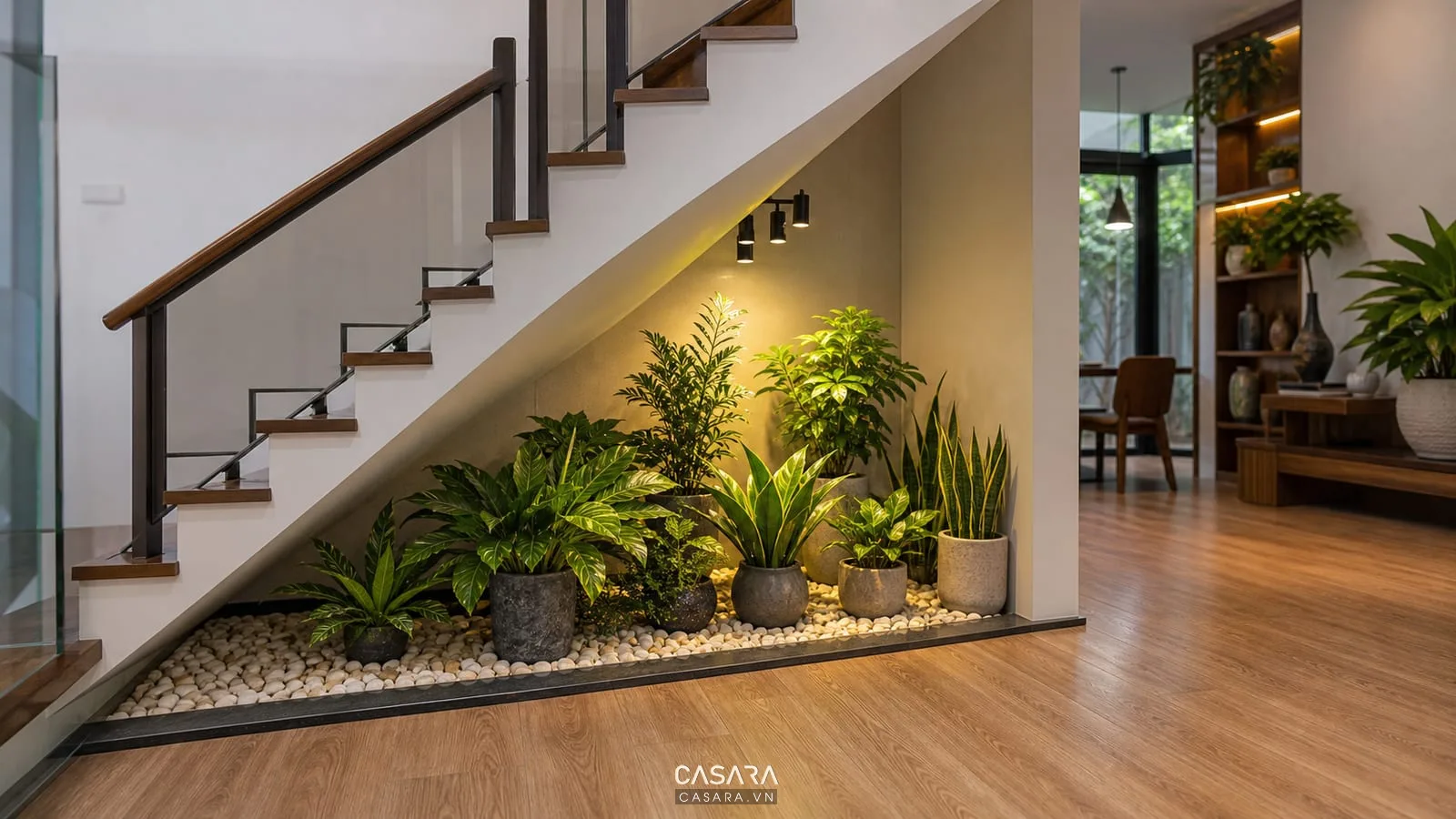 Trang trí cây xanh gầm cầu thang bằng chậu cây và sỏi trong nhà phố