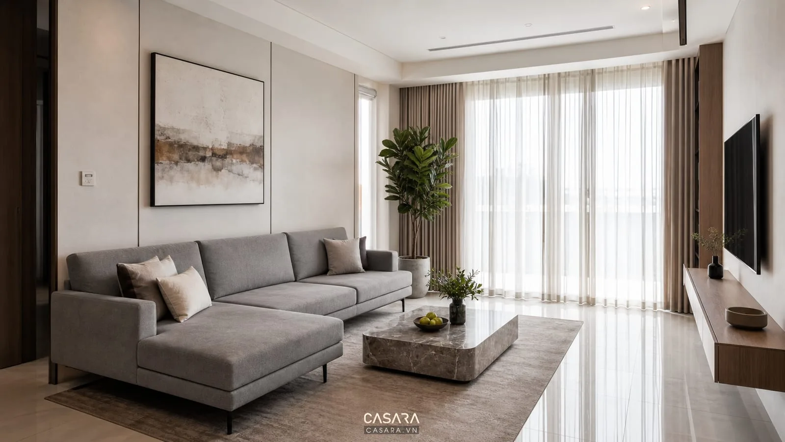 Phòng khách chung cư hiện đại có sofa nhỏ, bàn trà tròn, kệ tivi và rèm sáng màu