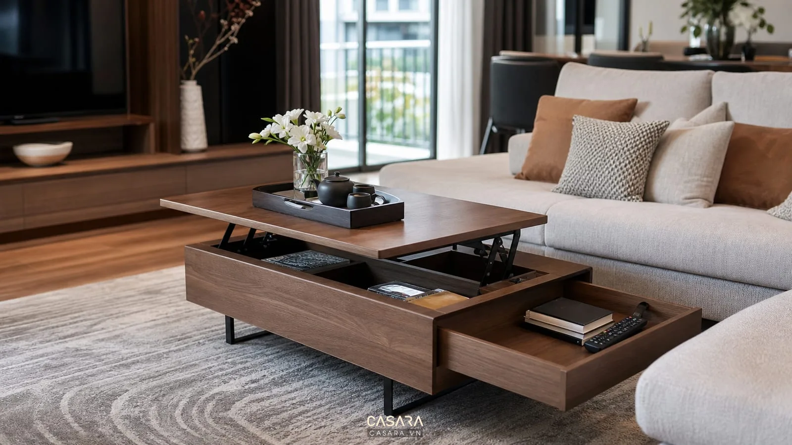 Bàn trà phòng khách thông minh có ngăn kéo kín hoặc mặt nâng với sofa trung tính và mặt bàn thoáng