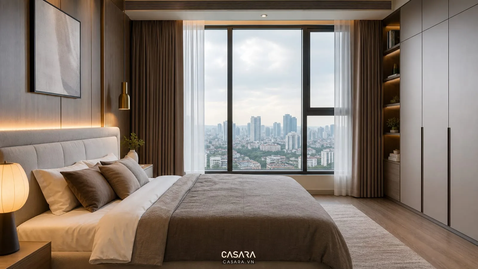 Phòng ngủ căn hộ chung cư cao tầng có cửa kính lớn rèm hai lớp giường bọc vải và ánh sáng ấm