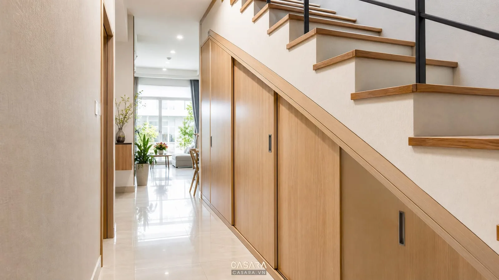 Trang trí gầm cầu thang nhà ống bằng tủ kho âm tường gỗ sáng
