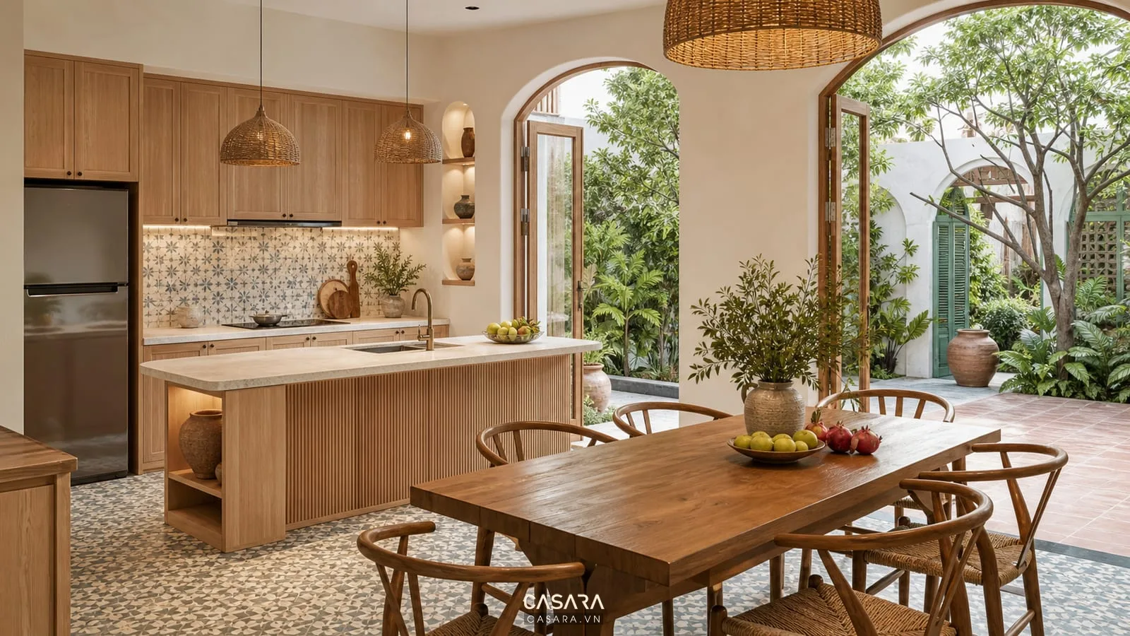 Nhà địa trung hải khu bếp phòng ăn với tủ bếp gỗ sáng, gạch bông xanh trắng, bàn ăn gỗ, đèn mây, cửa vòm và ánh sáng ấm